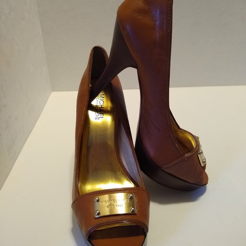 Michael Kors 9.5 M Tan Leather Peep Toe Pumps 4.6" Heels Gold Logo Plaque